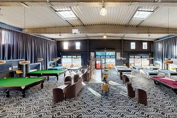 Billards, snooker, canapés, fauteuils, moquette, tables, chaises