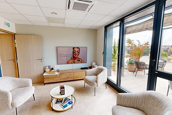 fauteuils, meubles télé, télévision, porte en bois sol en moquette, table basse ronde