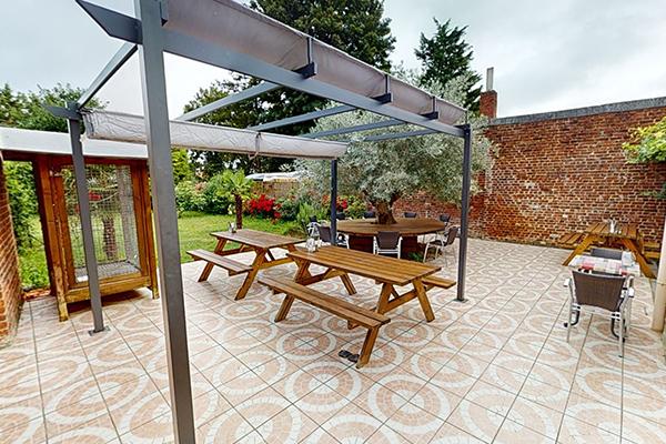 Tables en bois, arbre, végétation, jardin, pergola