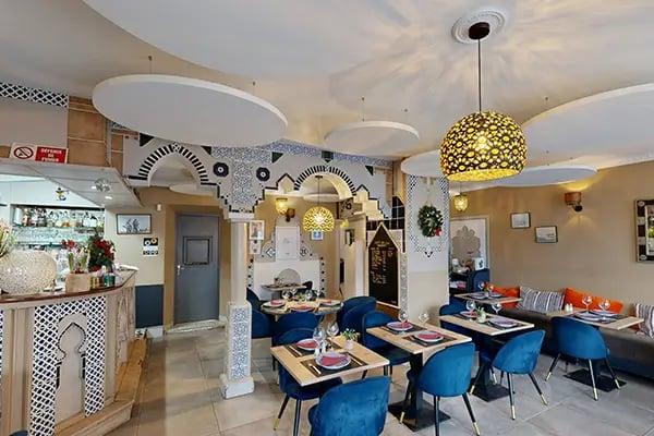suspensions, chaises bleues, décorations marocaines, tables, banquettes