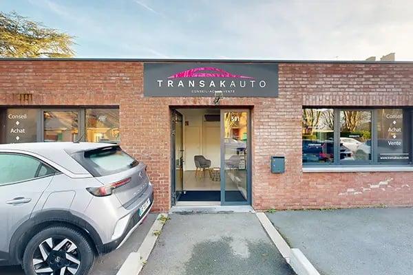 façade en brique, voitures devant, logo, fauteuil à l'intérieur