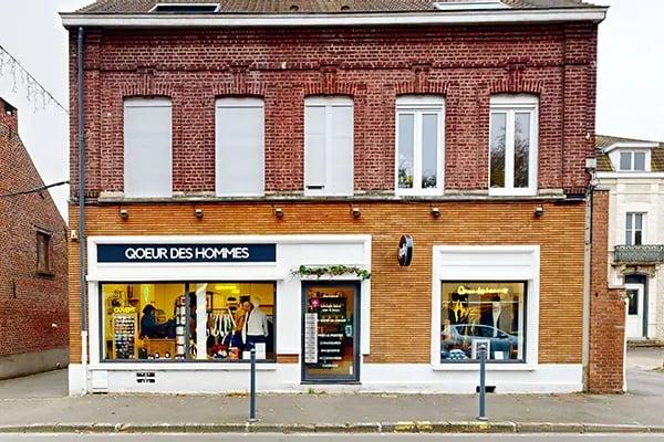 Devanture de magasin, façade de maison brique et bardage en bois, vitrine