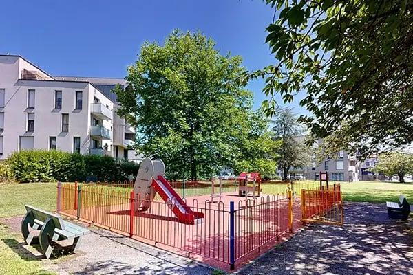 barrières rouges, toboggans, jeux, banc, herbe, arbres