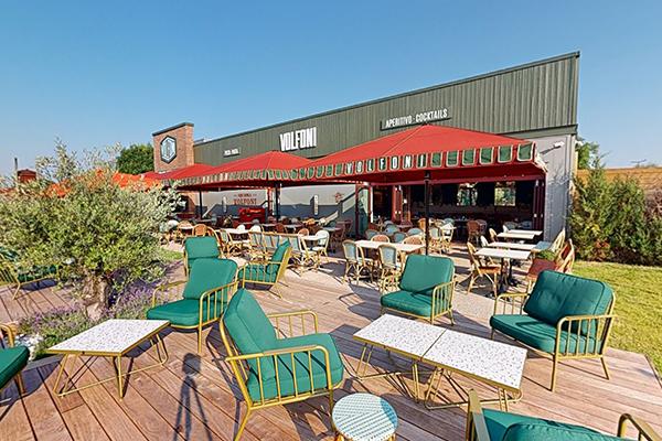 chaises, tables, fauteuils, façade volfoni, parasols