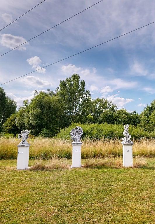 Herzi, le sculpteur dont l'art singulier rend hommage à la mémoire de la Shoah, créant une résonance puissante entre le passé et le présent