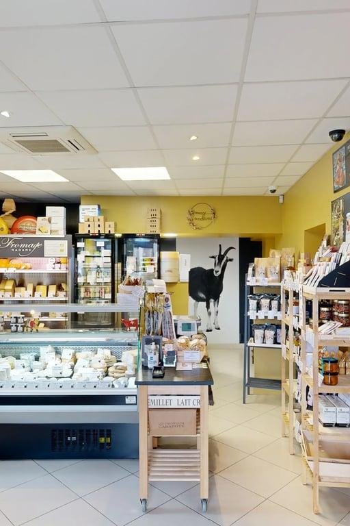 Une vitrine qui brille de mille saveurs : du brie à la truffe à la fourme d’Ambert, tout y est pour régaler tes papilles.