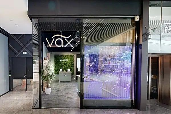 Façade magasin Vax, plante, comptoir, mur d'eau méduses et mur végétal
