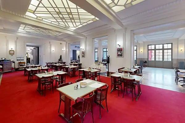 moquette rouge, chaises en bois, tables en pierre