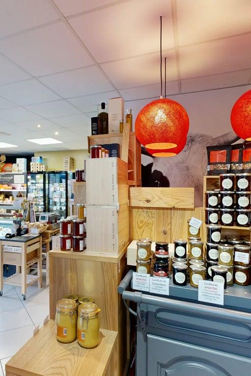 Les trésors de l’épicerie fine : beurres Bordier, cornichons maison Marc, et bien d’autres pépites artisanales.