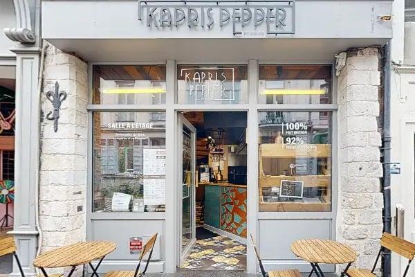 Chaises, tables, comptoir, pavés