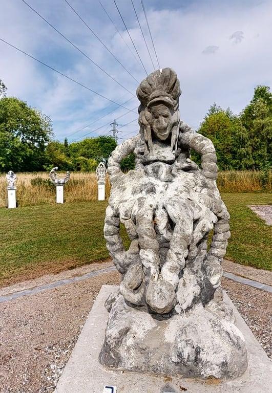 Transcendant la douleur à travers l'art, Herzi donne une voix à ceux qui sont restés silencieux, ses sculptures parlent de l'indicible et invitent à la réflexion