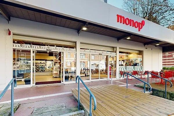 Façade monoprix avec marches, barrières