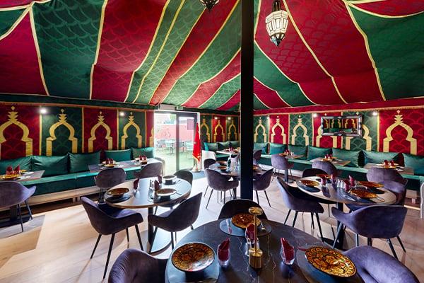 Restaurant oriental placé sous une hutte 