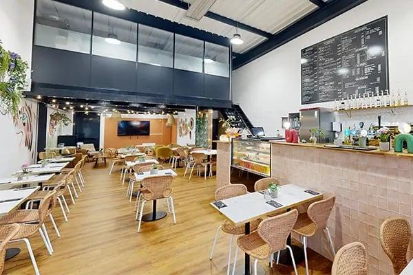 tables en marbre, parquet en bois, bar